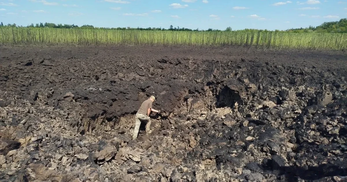Ілюстративне фото: вирва після падіння північнокорейської балістичної ракети KN-23 поблизу Кривого Рогу