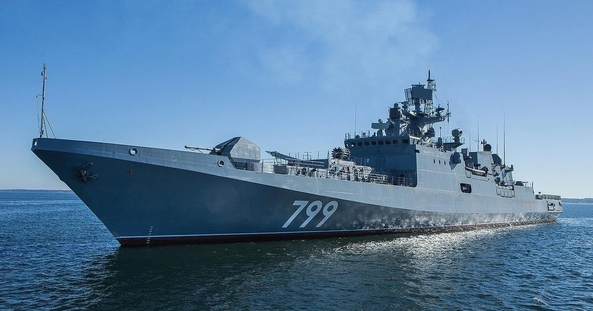 Російський фрегат «Адмірал Ессен» у морі