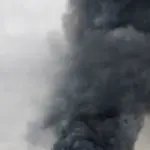 Пошкоджена будівля торгово-розважального центру та автомобілі на парковці після удару БпЛА у Сумах