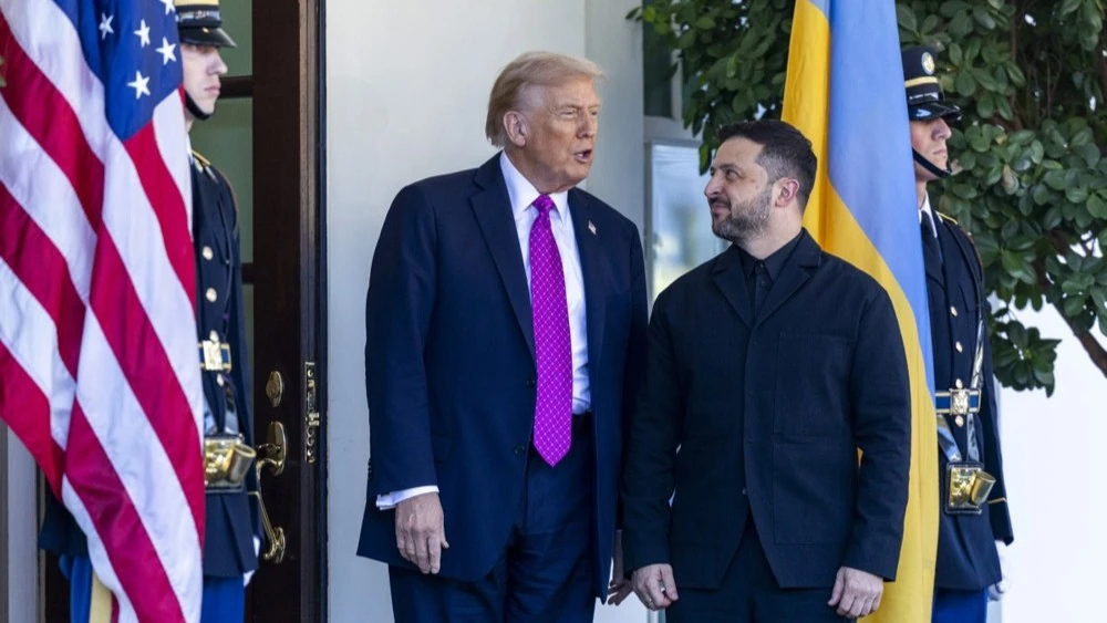 Прапори України, США та Росії як символ запропонованої тристоронньої зустрічі в ОАЕ
