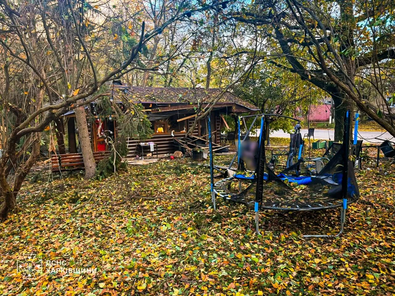 Пошкоджене приміщення кафе та територія парку у Новій Водолазі після удару безпілотника 19 жовтня 2026 року.