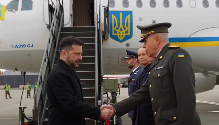 Літак президента України приземлився в Осло, Зеленський зходить на злітно-посадкову смугу трапом, скріншот з трансляції NRK