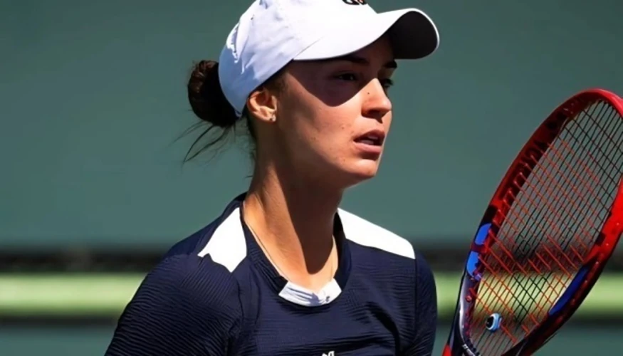Ангеліна Калініна під час матчу проти Соней Картел на турнірі WTA 1000 в Ухані